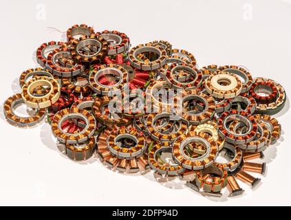 Gruppi bobina da motori in dischi rigidi e unità ottiche. Le bobine sono in una pila da riciclare. Sono avvolti con filo di rame. Foto Stock