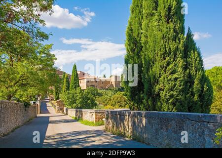Parte delle mura dello storico borgo medievale di San Quirico D'Orcia, provincia di Siena, Toscana, Italia Foto Stock