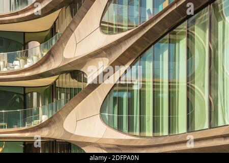 Condominio scultoreo 520 West 28th Street by Zaha Hadid Tratto dal parco lineare Highline di New York Foto Stock