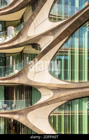 Condominio scultoreo 520 West 28th Street by Zaha Hadid Tratto dal parco lineare Highline di New York Foto Stock