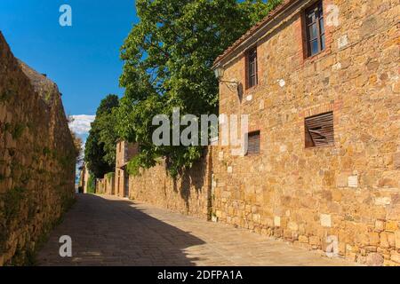 Una strada residenziale nello storico borgo medievale di San Quirico D'Orcia, provincia di Siena, Toscana, Italia Foto Stock