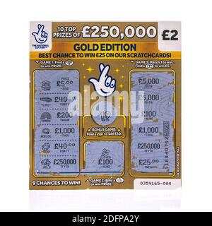 SWINDON, UK - 5 DICEMBRE 2020: Una Lotteria nazionale usata £250,000 edizione oro Scratchcard su sfondo bianco Foto Stock