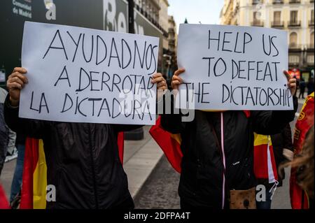 Madrid, Spagna. 06 dicembre 2020. Manifestanti con cartelli durante una manifestazione in marcia al Congresso dei deputati per protestare contro il Governo e chiedere le dimissioni del Presidente Pedro Sanchez coincidendo con l'atto centrale del giorno della celebrazione della Costituzione spagnola che si celebra in seno al Congresso dei deputati. Credit: Marcos del Mazo/Alamy Live News Foto Stock