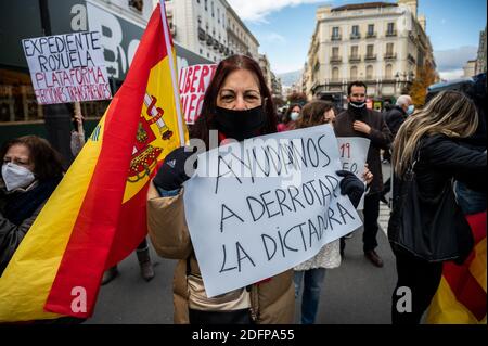 Madrid, Spagna. 06 dicembre 2020. Protestante con una scritta "Aiutaci a sconfiggere la dittatura" durante una manifestazione in marcia al Congresso dei deputati per protestare contro il governo e chiedere le dimissioni del Presidente Pedro Sanchez in coincidenza con l'atto centrale del giorno della celebrazione della Costituzione spagnola che si celebra all'interno Il Congresso dei deputati. Credit: Marcos del Mazo/Alamy Live News Foto Stock