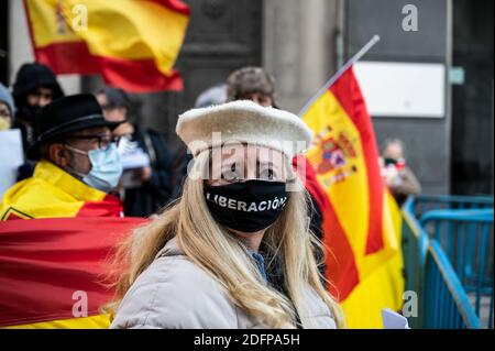 Madrid, Spagna. 06 dicembre 2020. Una donna che indossa una maschera facciale con la parola "Liberazione" durante una manifestazione in marcia al Congresso dei deputati per protestare contro il governo e chiedere le dimissioni del presidente Pedro Sanchez, in coincidenza con l'atto centrale del giorno della celebrazione della Costituzione spagnola che si celebra All'interno del Congresso dei deputati. Credit: Marcos del Mazo/Alamy Live News Foto Stock