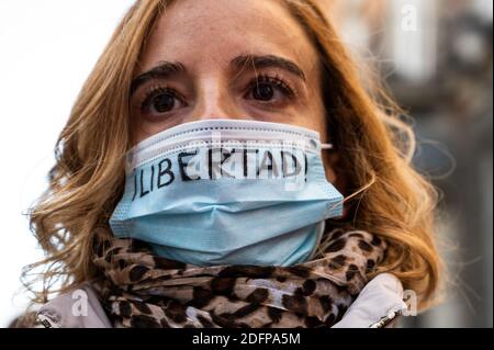 Madrid, Spagna. 06 dicembre 2020. Una donna che indossa una maschera facciale con la parola "libertà" durante una manifestazione in marcia al Congresso dei deputati per protestare contro il governo e chiedere le dimissioni del presidente Pedro Sanchez coincidendo con l'atto centrale del giorno della celebrazione della Costituzione spagnola che si celebra All'interno del Congresso dei deputati. Credit: Marcos del Mazo/Alamy Live News Foto Stock