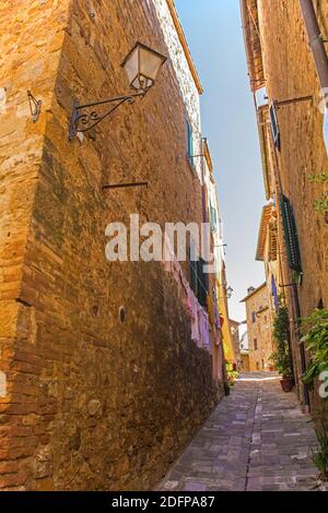 Una strada residenziale nello storico borgo medievale di San Quirico D'Orcia, provincia di Siena, Toscana, Italia Foto Stock