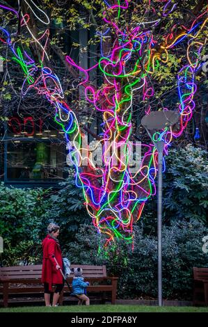 Londra, Regno Unito. 5 dicembre 2020. Neon Tree by Hawthorn in Canada Square Park - Connected by Light è una collezione curata di opere d'arte, portando nove nuove installazioni illuminate alla tenuta di Canary Wharf. Con il festival annuale Winter Lights rinviato, con la sicurezza come priorità, hanno scelto in modo speciale un piccolo numero di pezzi che possono essere apprezzati da lontano, consentendo loro di riunire le persone in modo sicuro per sperimentare alcuni dei migliori artisti di luce del Regno Unito. Credit: Guy Bell/Alamy Live News Foto Stock