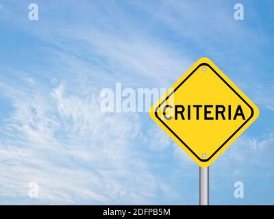 Cartello di trasporto di colore giallo con la parola su cielo nuvoloso blu sfondo Foto Stock