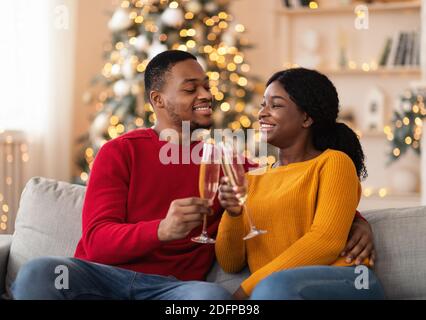 Felice famiglia e romantico appuntamento a casa Foto Stock
