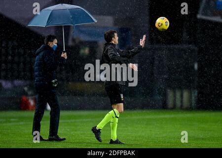 Dacia Arena - Stadio Friuli, Udine, Italia, 06 dic 2020, l'arbitro della partita Federico la penna verifica se la palla rimbalza a causa della pioggia durante Udinese Calcio vs Atalanta Bergamasca Calcio, calcio italiano Serie A match - Foto Ettore Griffoni / LM Foto Stock