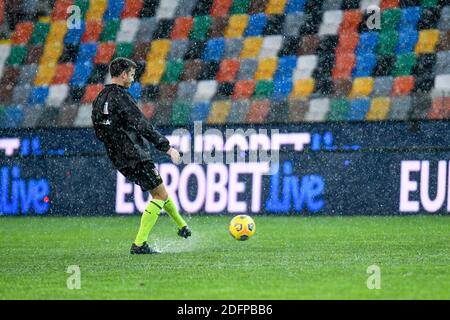 Dacia Arena - Stadio friulano, Udine, Italia, 06 dic 2020, l'arbitro della partita Federico la penna verifica se la palla rimbalza e sospende la partita a causa della forte pioggia durante Udinese Calcio vs Atalanta Bergamasca Calcio, calcio italiano Serie A match - Foto Ettore Griffoni / LM Foto Stock