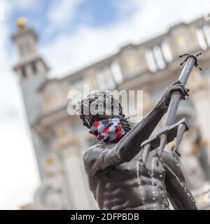 Gdank, Polonia, 24 maggio 2020. Nettuno - il posto più famoso nella città vecchia di Danzica - in maschera Covid 19 Foto Stock