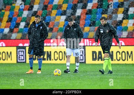 L'arbitro della partita Federico la penna verifica se la palla rimbalza con i due capitani De Paul e Toloi e sospende la partita a causa della forte pioggia durante Udinese Calcio contro Atalanta Bergamasca Calcio, calcio italiano Serie A partita a udine, Italia, dicembre 06 2020 Foto Stock