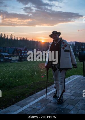 Tatry, Polonia - Giugno 03, 2019: etnico highlander (Góral) nei tradizionali goral abito con black hat e pastore la ax in polacco monti Tatra. G Foto Stock