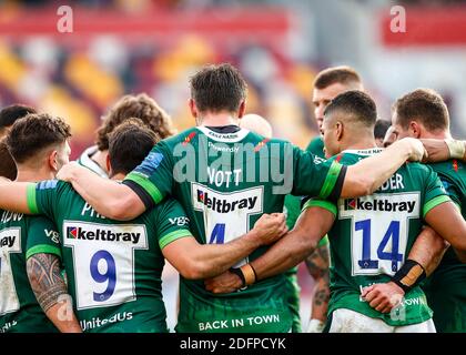 Brentford Community Stadium, Londra, Regno Unito. 6 Dicembre 2020. Gallagher Premiership Rugby, London Irish contro gli squali di vendita; squadra huddle mentre attende per ferito Matt Rogerson di Londra Irish Credit: Action Plus Sports/Alamy Live News Foto Stock