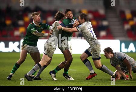 La Curtis Rona (centro) dell'Irlanda di Londra viene affrontata durante la partita della Gallagher Premiership al Brentford Community Stadium di Londra. Foto Stock