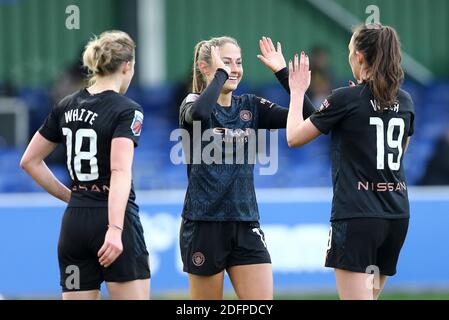 Jannie Beckie di Manchester City (c) festeggia con i suoi compagni di squadra dopo aver segnato il suo 3° goal squadre. Barclays SuperLeague Match femminile, Everton Women contro Manchester City Women al Walton Hall Park di Liverpool domenica 6 dicembre 2020. Questa immagine può essere utilizzata solo per scopi editoriali. Solo per uso editoriale, è richiesta una licenza per uso commerciale. Nessun uso in scommesse, giochi o un singolo club/campionato/giocatore publications.pic di Chris Stading/Andrew Orchard sports photography/Alamy Live News Foto Stock