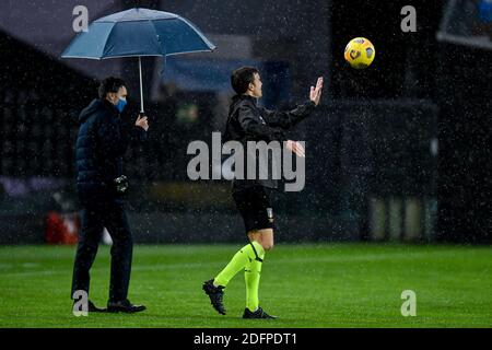 Udine, Italia. 6 Dicembre 2020. Udine, Italia, Dacia Arena - Stadio Friuli, 06 dicembre 2020, l'arbitro della partita Fabio Maresca verifica se la palla rimbalza a causa della pioggia durante Udinese Calcio vs Atalanta Bergamasca Calcio - Calcio italiano Serie A match Credit: Ettore Griffoni/LPS/ZUMA Wire/Alamy Live News Foto Stock