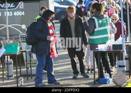 Tifosi di calcio che hanno covid 19 controllo della temperatura all'ingresso, Regno Unito Foto Stock