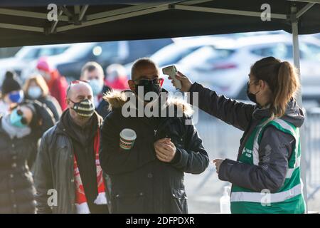 Tifosi di calcio che hanno covid 19 controllo della temperatura all'ingresso, Regno Unito Foto Stock