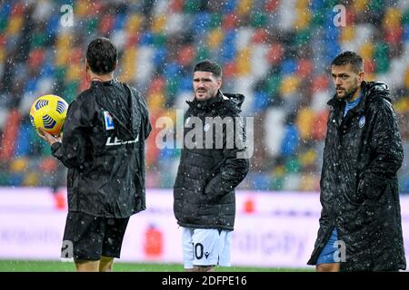 Udine, Italia. 6 Dicembre 2020. Udine, Italia, Dacia Arena - Stadio Friuli, 06 dicembre 2020, L'arbitro della partita Federico la penna verifica se la palla rimbalza con i due capitani De Paul e Toloi e sospende la partita a causa della forte pioggia durante Udinese Calcio vs Atalanta Bergamasca Calcio - Calcio italiano Serie A match Credit: Ettore Griffoni/LPS/ZUMA Wire/Alamy Live News Foto Stock