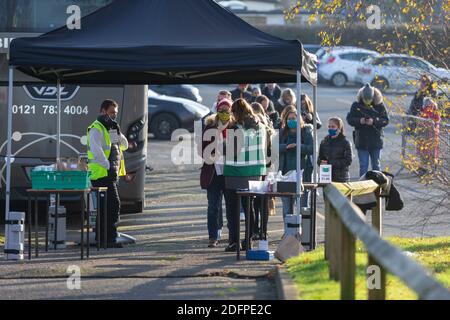 Tifosi di calcio che hanno covid 19 controllo della temperatura all'ingresso, Regno Unito Foto Stock