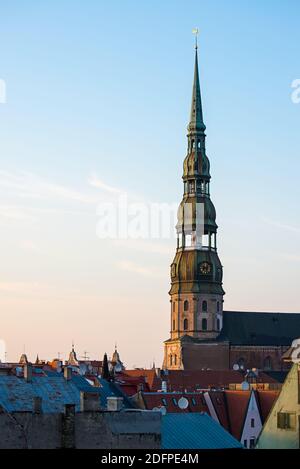 Simbolo di riga, vecchio orologio sulla torre medievale della chiesa di San Pietro tra tetti antichi edifici con architettura europea Foto Stock