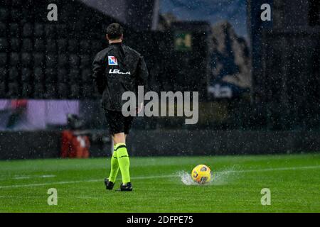 Udine, Italia. 6 Dicembre 2020. Udine, Italia, Dacia Arena - Stadio Friuli, 06 dicembre 2020, l'arbitro della partita Fabio Maresca verifica se la palla rimbalza a causa della pioggia durante Udinese Calcio vs Atalanta Bergamasca Calcio - Calcio italiano Serie A match Credit: Ettore Griffoni/LPS/ZUMA Wire/Alamy Live News Foto Stock