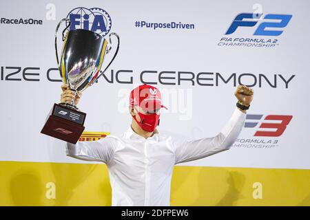 Schumacher Mick (ger), Prema Racing, Dallara F2 2018, ritratto, festeggiando il suo titolo durante la cerimonia di premiazione F2 & F3 della stagione 2020, 6 dicembre 2020 sul circuito Internazionale del Bahrain, a Sakhir, Bahrain - Foto Florent Gooden / DPPI / LM Foto Stock