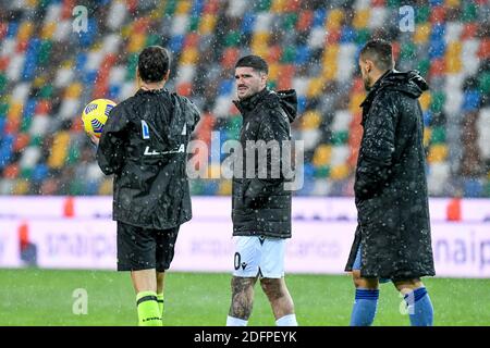 Udine, Italia. 6 Dicembre 2020. Udine, Italia, Dacia Arena - Stadio Friuli, 06 dicembre 2020, L'arbitro della partita Federico la penna verifica se la palla rimbalza con i due capitani De Paul e Toloi e sospende la partita a causa della forte pioggia durante Udinese Calcio vs Atalanta Bergamasca Calcio - Calcio italiano Serie A match Credit: Ettore Griffoni/LPS/ZUMA Wire/Alamy Live News Foto Stock