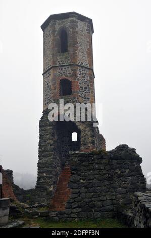 Le rovine della chiesa gotica del castello di Kisnána, Kisnána, contea di Heves, Ungheria, Magyarország, Europa Foto Stock