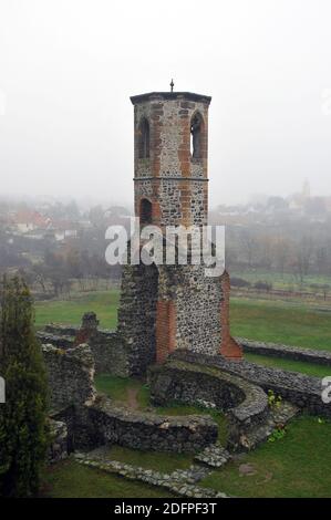 Le rovine della chiesa gotica del castello di Kisnána, Kisnána, contea di Heves, Ungheria, Magyarország, Europa Foto Stock