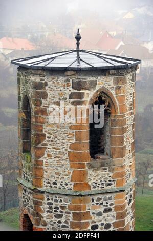 Le rovine della chiesa gotica del castello di Kisnána, Kisnána, contea di Heves, Ungheria, Magyarország, Europa Foto Stock