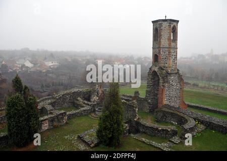 Le rovine della chiesa gotica del castello di Kisnána, Kisnána, contea di Heves, Ungheria, Magyarország, Europa Foto Stock