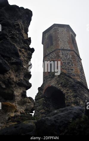 Le rovine della chiesa gotica del castello di Kisnána, Kisnána, contea di Heves, Ungheria, Magyarország, Europa Foto Stock