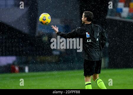 Udine, Italia. 6 Dicembre 2020. Udine, Italia, Dacia Arena - Stadio Friuli, 06 dicembre 2020, l'arbitro della partita Fabio Maresca verifica se la palla rimbalza a causa della pioggia durante Udinese Calcio vs Atalanta Bergamasca Calcio - Calcio italiano Serie A match Credit: Ettore Griffoni/LPS/ZUMA Wire/Alamy Live News Foto Stock