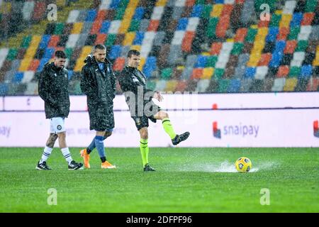 Udine, Italia. 6 Dicembre 2020. Udine, Italia, Dacia Arena - Stadio Friuli, 06 dicembre 2020, L'arbitro della partita Federico la penna verifica se la palla rimbalza con i due capitani De Paul e Toloi e sospende la partita a causa della forte pioggia durante Udinese Calcio vs Atalanta Bergamasca Calcio - Calcio italiano Serie A match Credit: Ettore Griffoni/LPS/ZUMA Wire/Alamy Live News Foto Stock