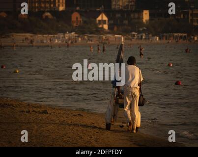 gelato-uomo che si muove lungo la spiaggia della città Foto Stock