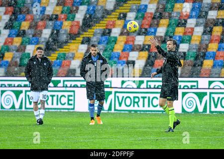 Udine, Italia. 6 Dicembre 2020. Udine, Italia, Dacia Arena - Stadio Friuli, 06 dicembre 2020, L'arbitro della partita Federico la penna verifica se la palla rimbalza con i due capitani De Paul e Toloi e sospende la partita a causa della forte pioggia durante Udinese Calcio vs Atalanta Bergamasca Calcio - Calcio italiano Serie A match Credit: Ettore Griffoni/LPS/ZUMA Wire/Alamy Live News Foto Stock