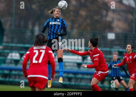 Stadio Felice Chinetti, Milano, Italia, 06 dic 2020, intestazione Caroline Moller Hansen (FC Internazionale) durante FC Internazionale vs Accademia San Marino, Calcio italiano Serie A Femminile match - Foto Francesco Scaccianoce / LM Foto Stock