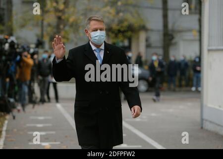 Bucarest, Romania. 6 Dicembre 2020. Il presidente rumeno Klaus Iohannis, con una maschera facciale, arriva a votare a Bucarest, Romania, il 6 dicembre 2020. In base a speciali misure di protezione, ci si aspetta che più di 18 milioni di rumeni abbiano lanciato i propri voti la domenica per eleggere un nuovo parlamento bicamerale per i prossimi quattro anni. Credit: Cristian Cristel/Xinhua/Alamy Live News Foto Stock