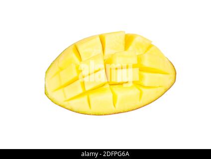 Metà tagliata di mango di frutta isolata su sfondo bianco Foto Stock