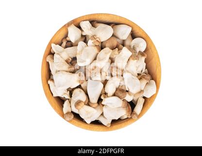 Funghi Eringi in una ciotola di legno isolata su sfondo bianco, vista dall'alto Foto Stock