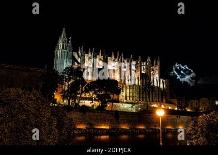 Bellissima immagine della cattedrale di Palma di Maiorca una notte di luna piena Foto Stock