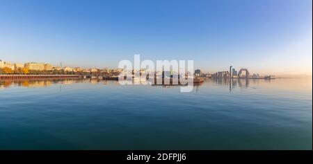 Mattina presto sul viale di mare a Baku Foto Stock