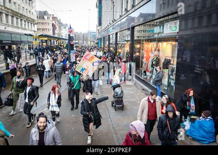 Un manifestante che canta slogan mentre gesturing durante la libertà marzo.manifestanti si portano di nuovo in strada per aumentare la consapevolezza circa i recenti blocchi e come sta influenzando i mezzi di sostentamento delle persone. Foto Stock