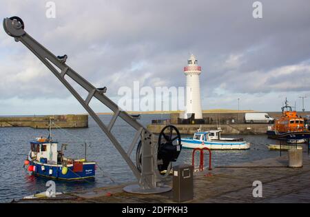 2 dicembre 2020 Porto di Donaghadee e Faro sull'ARDS Penisola nell'Irlanda del Nord bagnata dal sole invernale su un bight ma freddo inverno dopo Foto Stock