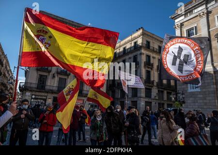 I sostenitori del partito ultra-destro VOX hanno fatto sventolare le bandiere spagnole e incostituzionali in Plaza de Sant Jaume. In occasione della celebrazione della festa spagnola della Costituzione Santiago Abascal, Leader della formazione politica di estrema destra VOX ha tenuto un atto di partito in Plaza de Sant Jaume di fronte a non più di 200 seguaci. Foto Stock