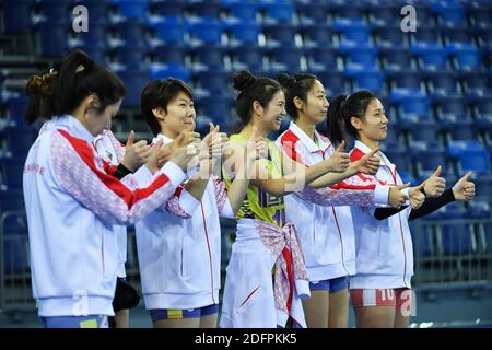 Jiangmen, provincia cinese di Guangdong. 6 Dicembre 2020. I sostituti della squadra di Guangdong si rallegrano durante la partita Goup C tra la squadra di Guangdong e la squadra di Zhejiang nella fase più frida della stagione 2020-2021 Super League di pallavolo femminile cinese a Jiangmen, provincia del Guangdong della Cina meridionale, 6 dicembre 2020. Credit: Liu Dawei/Xinhua/Alamy Live News Foto Stock